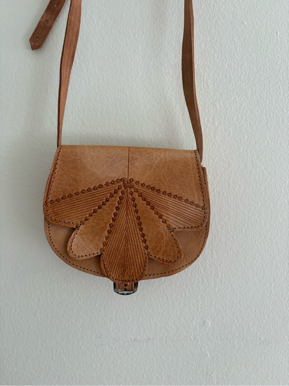 Vintage Women’s Tan Leather Crossbody Bag - Classic Sculpted Flap